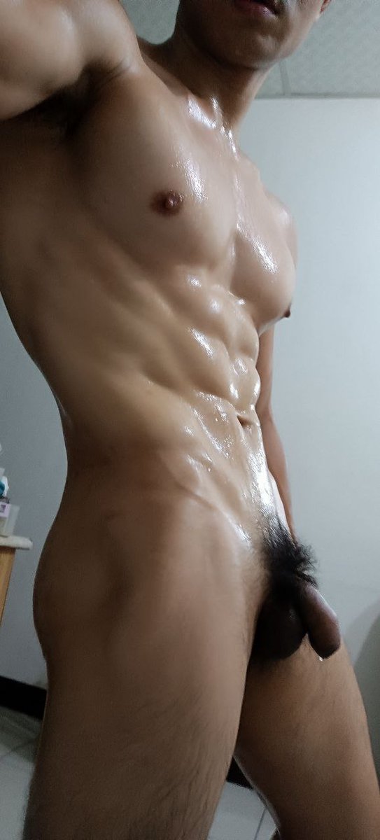 下午训练强度太大了 直接全身都干湿了 这个时候才是真正的原味 有骚逼要过来闻闻或者舔下吗