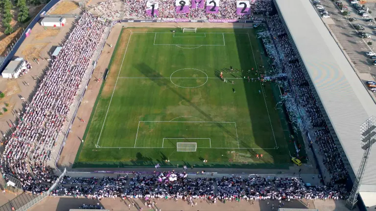 Lanzo al aire la siguiente reflexión, una vez pasadas las celebraciones del ascenso del <a href="/RealJaenCF/">Real Jaén C.F.</a> . Llenando un estadio en la quinta categoría, y donde me consta que muchas personas se quedaron esperando las gradas supletorias, ¿no merecemos tener un estadio de mayor capacidad?