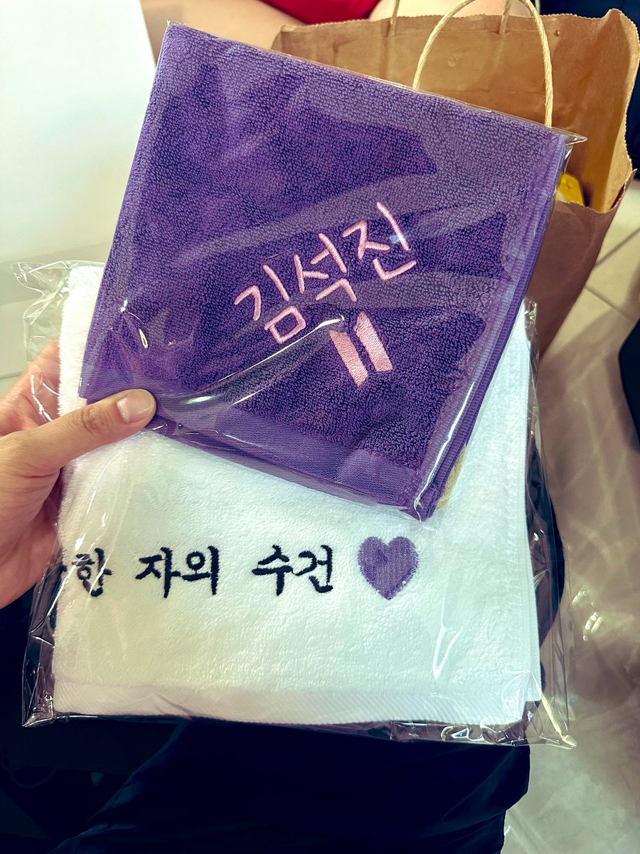 marincucu81's tweet photo. 석진이 나눔(?) 
나랑 통했네?? 
찌찌뽕👉🏼👈🏻

작은거 하나까지 석진이가 뭍어있다(?)

고마오 석진아💜
행복하다🥹

#RUNSEOKJIN_epTOUR_GOYANG https://t.co/WyWriCD3BX