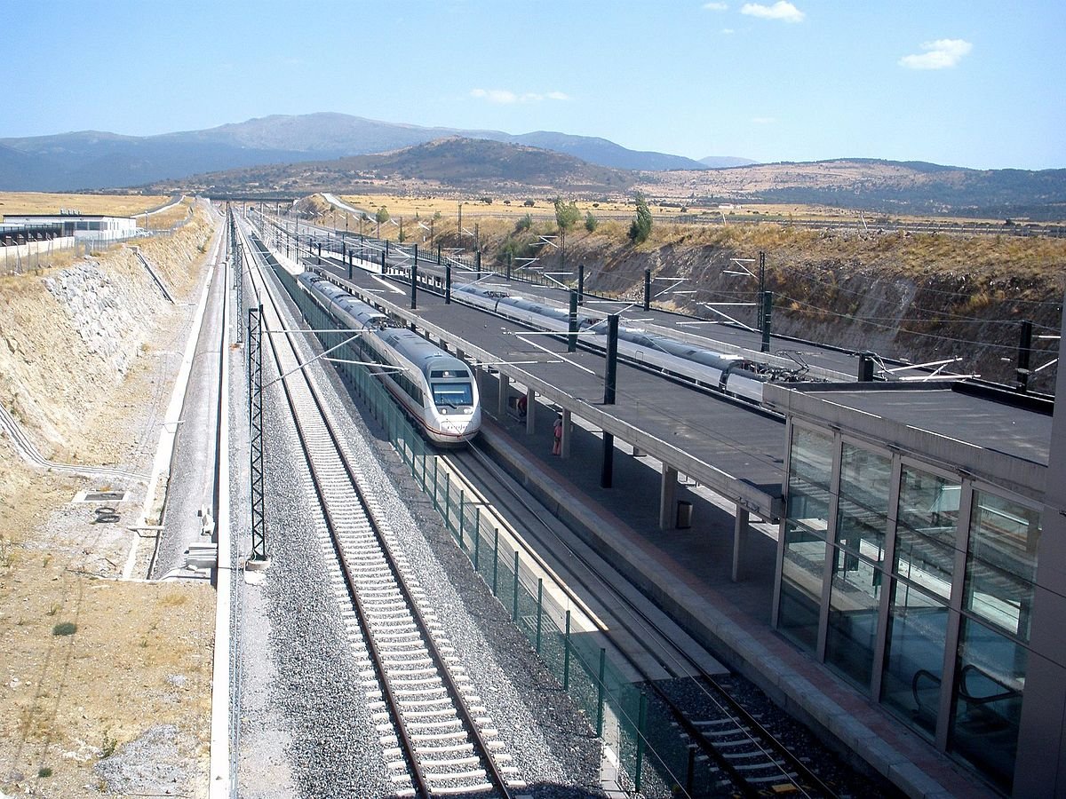 MadridProyecta's tweet photo. 🛤️Da envidia como consiguen cuadrar alta velocidad, líneas convencionales y Metro (con sus ampliaciones previstas, que sumaría tres conexiones con la estación), y de la mano, desarrollo urbano parejo.

En España demasiado habitualmente nos quedamos a medias. https://t.co/5lUpQ09iAl