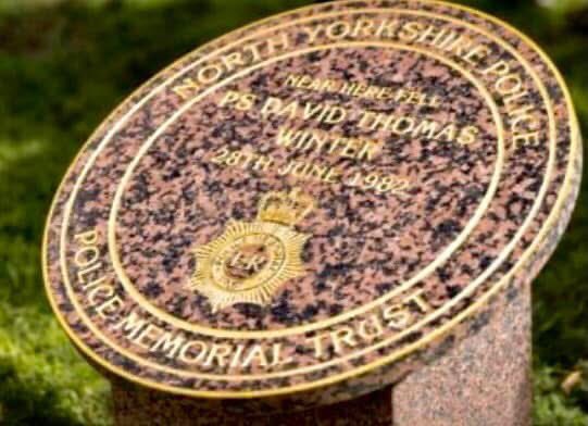 tpmt_org's tweet image. Today we remember P.S David Winter of the North Yorkshire Police who was murdered in 1982. The unarmed officer was speaking to a suspect when the man drew a gun & shot him. We unveiled our memorial to David in September 2023
#HonouringThoseWhoServe
#PoliceMemorials
#PoliceFamily