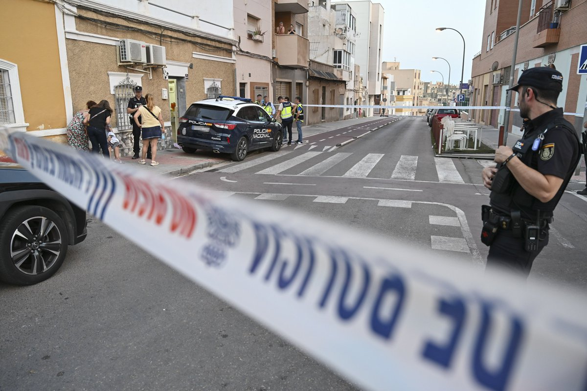 El hombre detenido como presunto asesino de su mujer en una vivienda de la travesía de San Luis, en Almería capital, no tenía denuncias previas por violencia de género ni constaba en el sistema de seguimiento integral VioGén