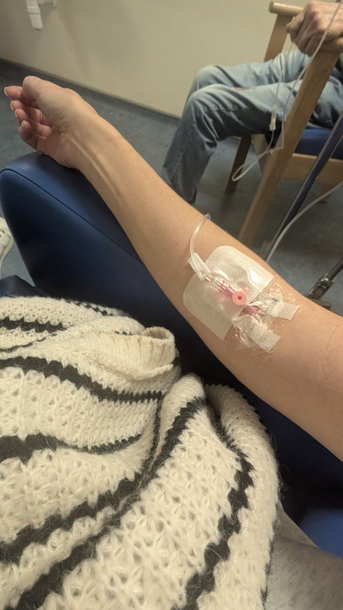 Claire_MCR's tweet image. Oh noooo!!! No running for me 😭 Sudden onset of pain my in back yesterday mid morning could only mean one thing...kidney stones!!! It's been 5 years so I did well... luckily they gave me all the pain relief so I was able to home last night..CT scan pending 🤞🏼🫶🏼 #ukrunchat 💪🏼