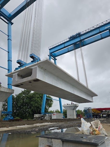 RailAnalysis's tweet photo. #BulletTrainCorridor: #NHSRCL installs first full span #boxgirder in #Maharashtra
Read more: https://t.co/ypc9cevD8d
@nhsrcl
#Highspeedrail #HSR #MAHSR #Mumbaiahmedabad #Trackslablaying #Trackwork #Vadodara #Construction #Corridor #Greenmobility #Infrastructure #Railanalysis https://t.co/akcRfHhGY5