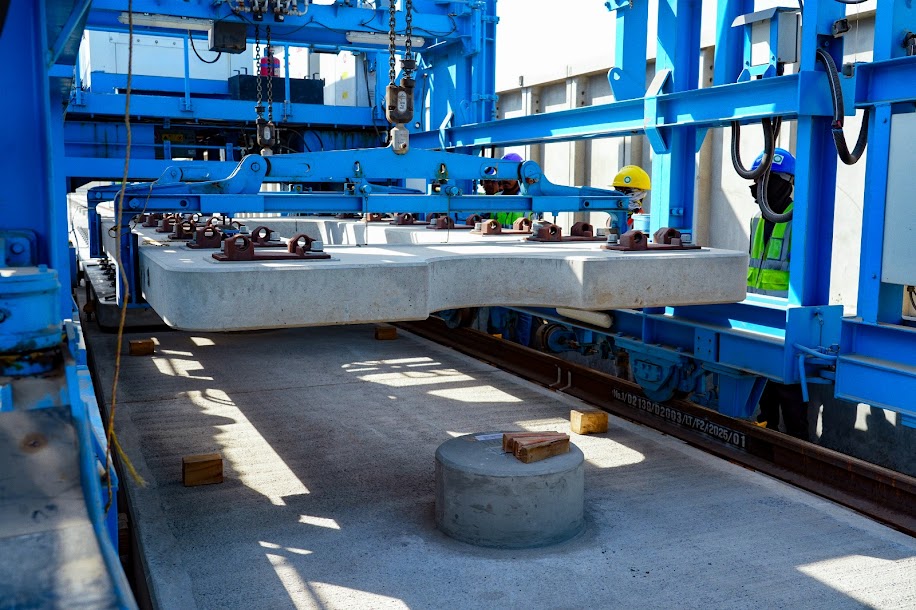 RailAnalysis's tweet photo. #BulletTrainCorridor: #NHSRCL installs first full span #boxgirder in #Maharashtra
Read more: https://t.co/ypc9cevD8d
@nhsrcl
#Highspeedrail #HSR #MAHSR #Mumbaiahmedabad #Trackslablaying #Trackwork #Vadodara #Construction #Corridor #Greenmobility #Infrastructure #Railanalysis https://t.co/akcRfHhGY5
