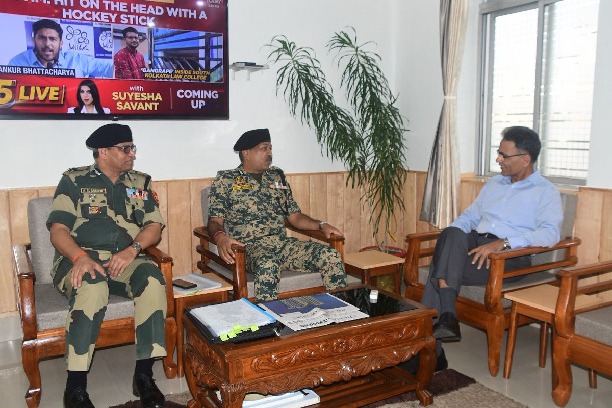 Sh Mahesh Kumar Aggrawal, ADG, #BSF, called on Sh Anurag IPS, DGP Tripura   During the meeting the current security scenario and various issues pertaining to border management   discussed.
#BSFTripura