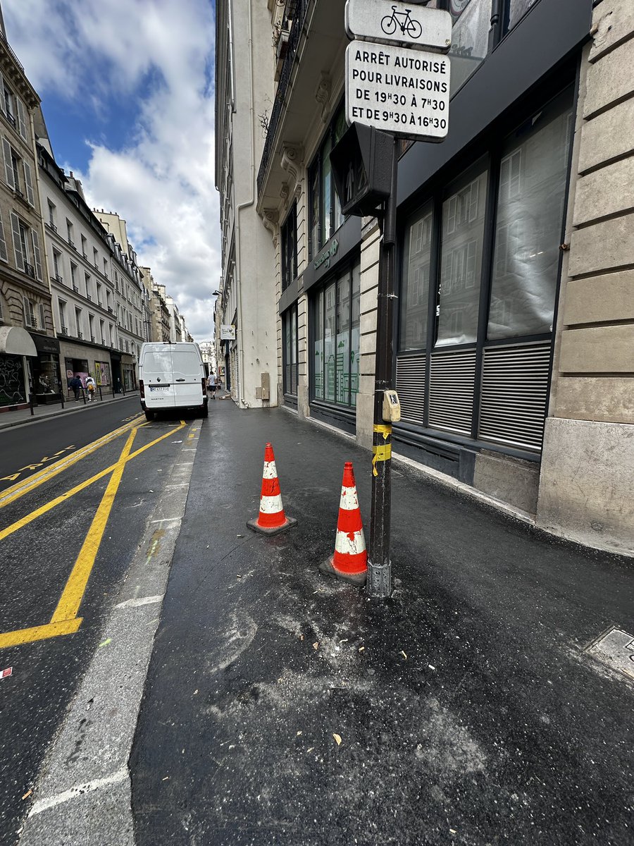 Cônes de chantier abandonné 38 rue de Paradis. #paris10 
Les ouvriers quittent le chantier terminé en laissant le matériel sur place. 
On dirait mes ados.