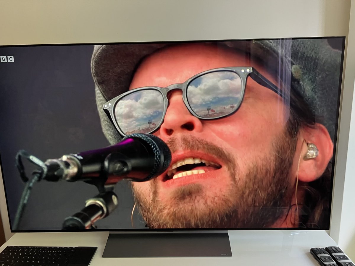steverevison's tweet image. One of the best weekends of the year….catching up on Glastonbury 2025, with the fabulous ⁦@SupergrassHQ⁩ first on my watch list 🎸 🎸👏👏👏