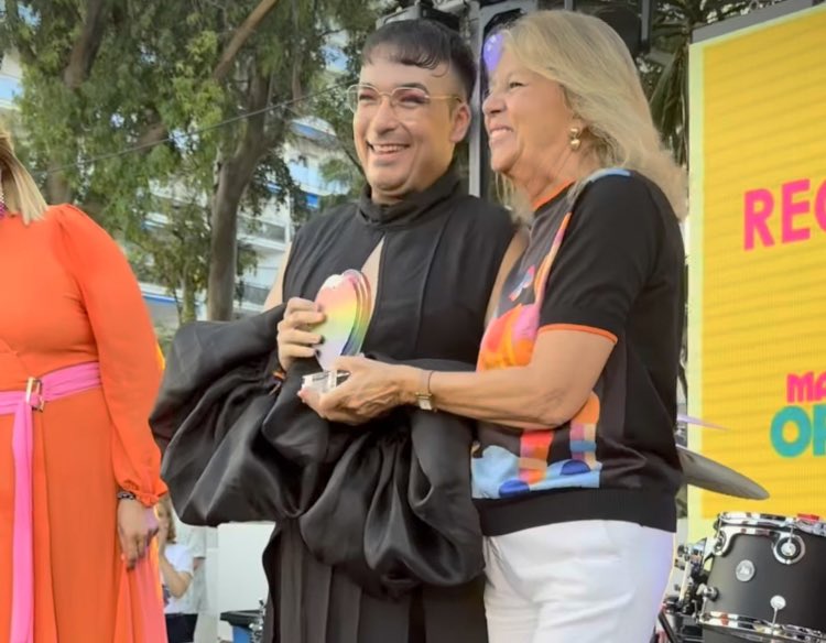 Juan Carlos Angulo M (@juancangulo) on Twitter photo La alcaldesa del <a href="/Ayto_Marbella/">Ayto. Marbella</a> Ángeles Muñoz, ha ido este viernes de un acto con ultraderechistas a otro para celebrar el Orgullo. #Marbella
No tiene vergüenza, ni la conoce La alcaldesa del <a href="/Ayto_Marbella/">Ayto. Marbella</a> Ángeles Muñoz, ha ido este viernes de un acto con ultraderechistas a otro para celebrar el Orgullo. #Marbella
No tiene vergüenza, ni la conoce