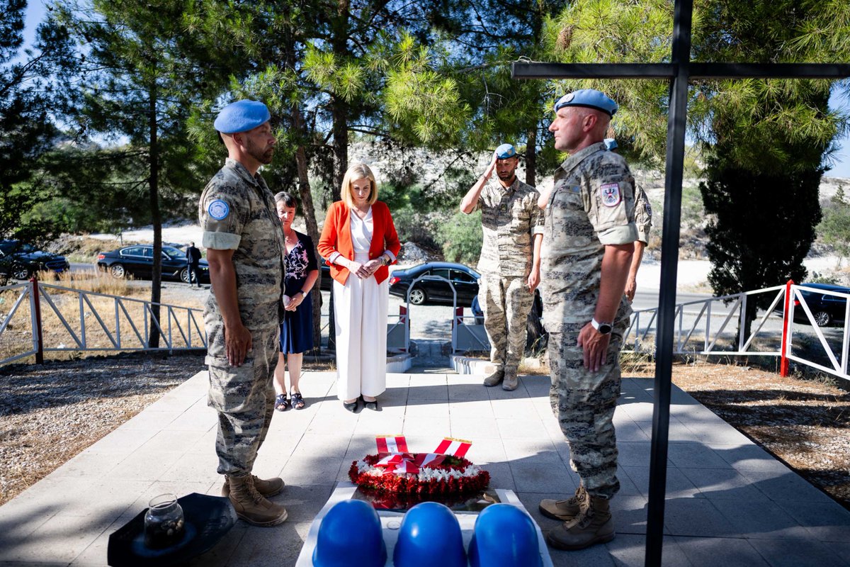 BMeinl's tweet image. Momente des Innehaltens bei #Koshi in Zypern an der Gedenkstätte für drei österreichische UNFICYP Peacekeeper, die hier im August 1974 in Erfüllung ihrer Pflicht gefallen sind. Ein ehrendes Angedenken all jenen, die im Dienst des Friedens unter UNO-Flagge ihr Leben gegeben haben!