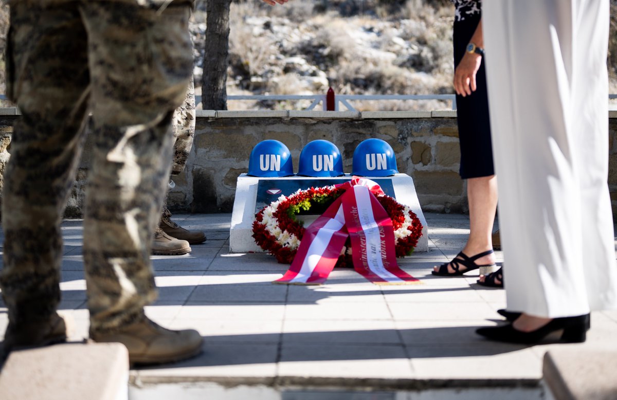 BMeinl's tweet image. Momente des Innehaltens bei #Koshi in Zypern an der Gedenkstätte für drei österreichische UNFICYP Peacekeeper, die hier im August 1974 in Erfüllung ihrer Pflicht gefallen sind. Ein ehrendes Angedenken all jenen, die im Dienst des Friedens unter UNO-Flagge ihr Leben gegeben haben!