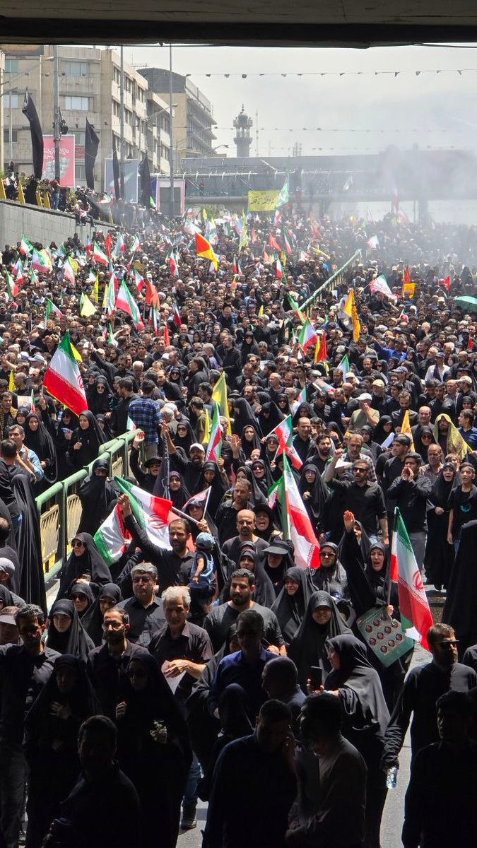 _Eemaa_2_'s tweet image. ایران، وطن من، با واژهی «تسلیم» بیگانه است...
ما از نسل ایستادنیم، نه عقبنشینی...
#تشییع_تاریخی