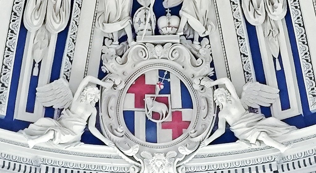 La Vierge et la Trinité. Décor en stuc du chœur occidental de la cathédrale de Trèves (Domenico Rossi, 1668).
Oeuvre commandée par le prince-électeur Karl Kaspar von der Leyen (1618-1676), dont on voit les armoiries surmontées de la mitre et de la couronne électorale (Kurhut).