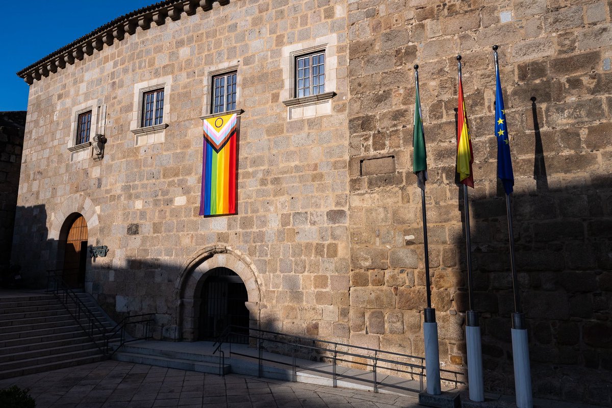 Junta de Extremadura (@junta_ex) on Twitter photo 🏳️🌈 La fachada de la sede de la Presidencia de la <a href="/Junta_Ex/">Junta de Extremadura</a> amanece con los colores de la libertad y la diversidad.
Extremadura es una tierra tolerante y respetuosa, donde todo el mundo tiene cabida.
¡Feliz día del #OrgulloLGTBI!
#DiversasSomosDiversosExistimos 🏳️🌈 La fachada de la sede de la Presidencia de la <a href="/Junta_Ex/">Junta de Extremadura</a> amanece con los colores de la libertad y la diversidad.
Extremadura es una tierra tolerante y respetuosa, donde todo el mundo tiene cabida.
¡Feliz día del #OrgulloLGTBI!
#DiversasSomosDiversosExistimos