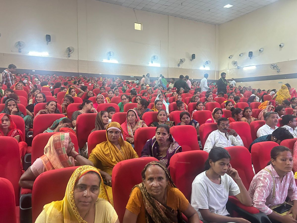 FlipkartStories's tweet image. .@Flipkart, in partnership with the National Rural Livelihood Mission Foundation (NRLM), recently hosted an e-commerce orientation workshop in Budaun, Uttar Pradesh, to empower the communities of rural women entrepreneurs, artisans and self-help groups (SHGs).
The session was…
