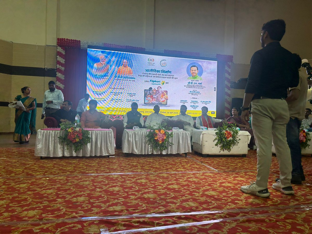 FlipkartStories's tweet image. .@Flipkart, in partnership with the National Rural Livelihood Mission Foundation (NRLM), recently hosted an e-commerce orientation workshop in Budaun, Uttar Pradesh, to empower the communities of rural women entrepreneurs, artisans and self-help groups (SHGs).
The session was…