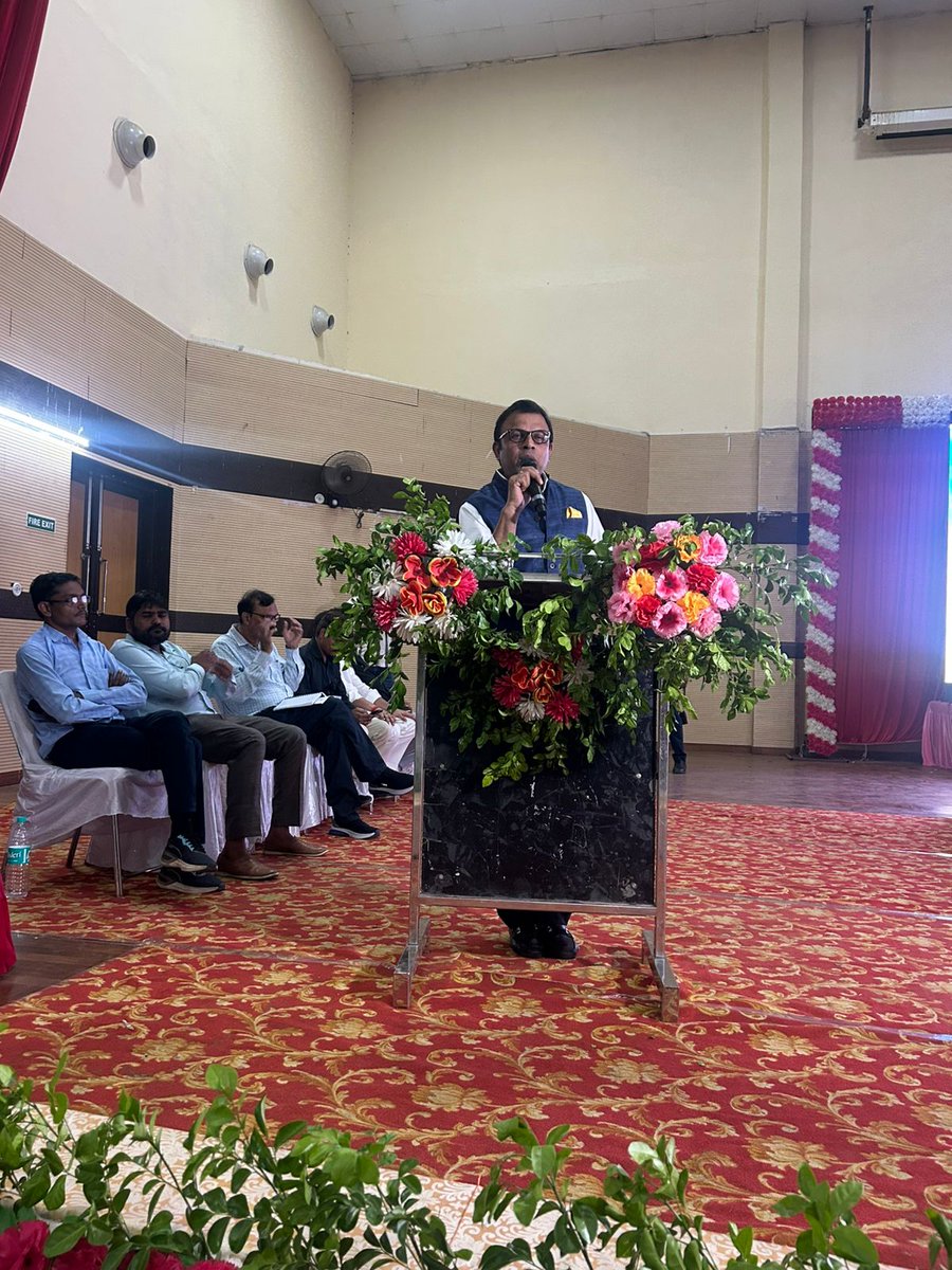 FlipkartStories's tweet image. .@Flipkart, in partnership with the National Rural Livelihood Mission Foundation (NRLM), recently hosted an e-commerce orientation workshop in Budaun, Uttar Pradesh, to empower the communities of rural women entrepreneurs, artisans and self-help groups (SHGs).
The session was…