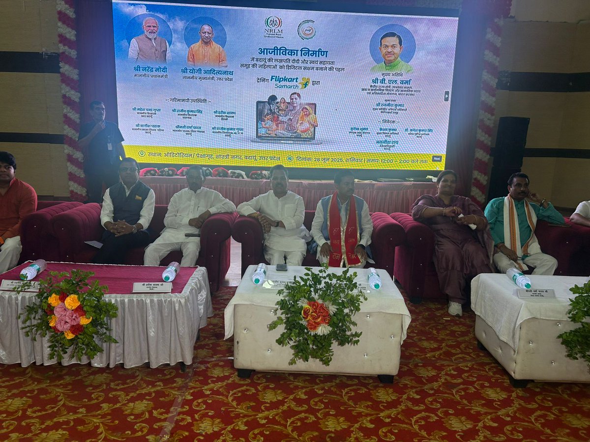 FlipkartStories's tweet image. .@Flipkart, in partnership with the National Rural Livelihood Mission Foundation (NRLM), recently hosted an e-commerce orientation workshop in Budaun, Uttar Pradesh, to empower the communities of rural women entrepreneurs, artisans and self-help groups (SHGs).
The session was…