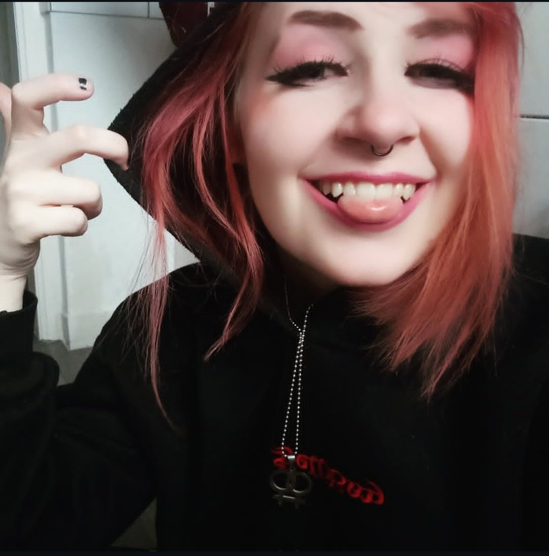 every time I look at old pics I wanna dye my hair red again 😔😔😔