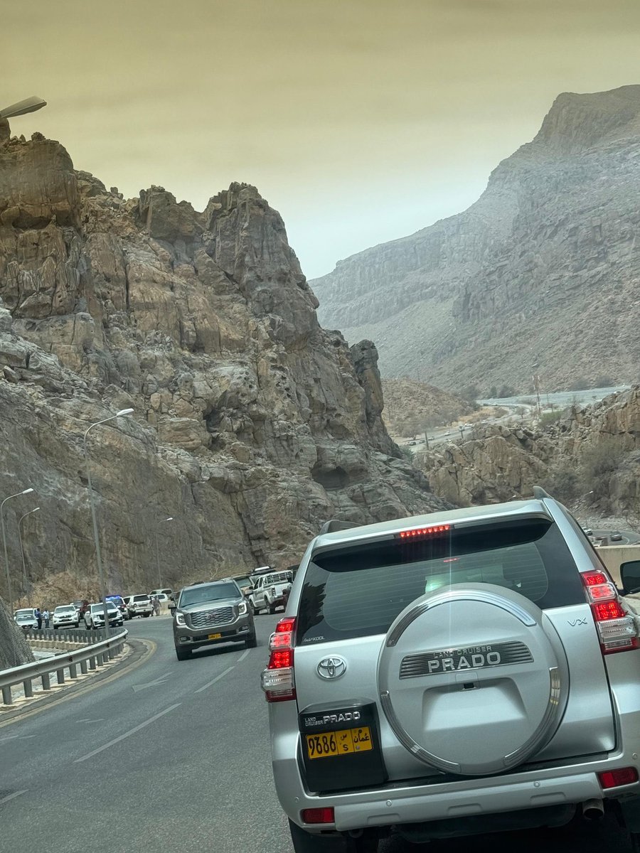 في أغلب المرّات التي أهبط فيها من الجبل الأخضر، أصادف مركبات متوقّفة بمحاذاة نقطة الشرطة، ويبدو أنّ أصحابها يعمدون إلى إغلاق خاصيّة الدفع الرباعي هناك. وهذا الإجراء، وإن بدا للبعض آمنًا، إلا أنّه يُرتكب في أكثر أجزاء الطريق خطورة، وهو الجزء المتبقّي حتّى الوصول إلى الوادي.

لذا،