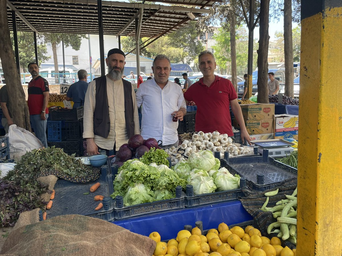 BTEKATLI63's tweet photo. Pazarcı esnafımız ile güne devam ediyoruz.

Hem satılan ürünlerin çeşitliliği hem de ulaşılabilirliği esnaflarımızın belini büküyor.
Tüm esnafımıza hayırlı işler diliyorum. https://t.co/aBaIbyfGO7