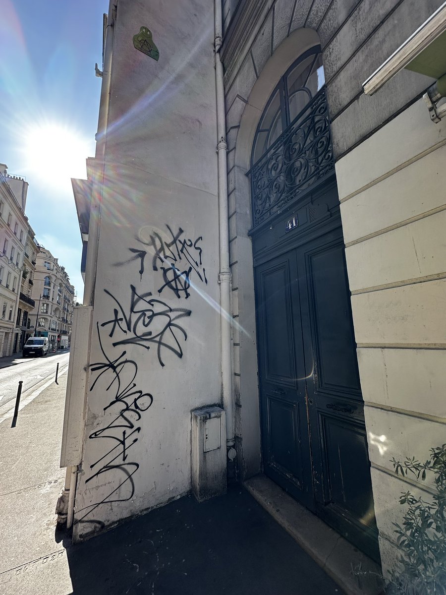 Les connards de #paris10 
(Graffitis du jour et velib volé)