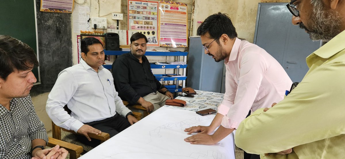 collectorjunag's tweet photo. આજરોજ મેંદરડા તાલુકાના ગુંદિયાળી ગામ ખાતે Whole to Part (ભૂમિ સીમાંકન) કામગીરીના ભાગરૂપે “ટેબલટોપ એક્સરસાઇઝ”ની સંલગ્ન અધિકારીશ્રીઓ તથા ગામજનોની હાજરીમાં જરૂરી સમીક્ષા કરવામાં આવી.
તેમજ રૂબરૂ સ્થળ મુલાકાત લઈ “whole to part” કામગીરી બાબતે જરૂરી માર્ગદર્શન આપ્યું.

@CMOGuj https://t.co/DAuZigBfln