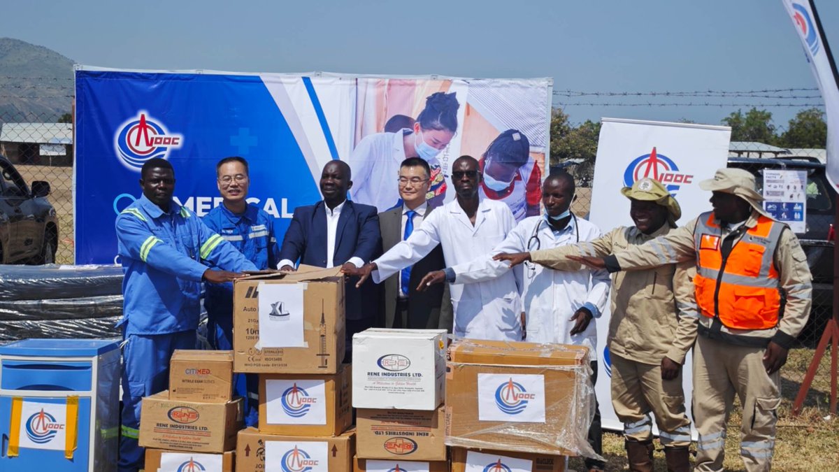 ChineseEmb_Uga's tweet image. On June 27, Minister-Counsellor Fan Xuecheng of the Chinese Embassy attended a medical camp and equipment handover at the Kingfisher Oil Field, organized by CNOOC Uganda. More than 1000 villagers from local communities would be treated by chinese doctors. This, and also others in…