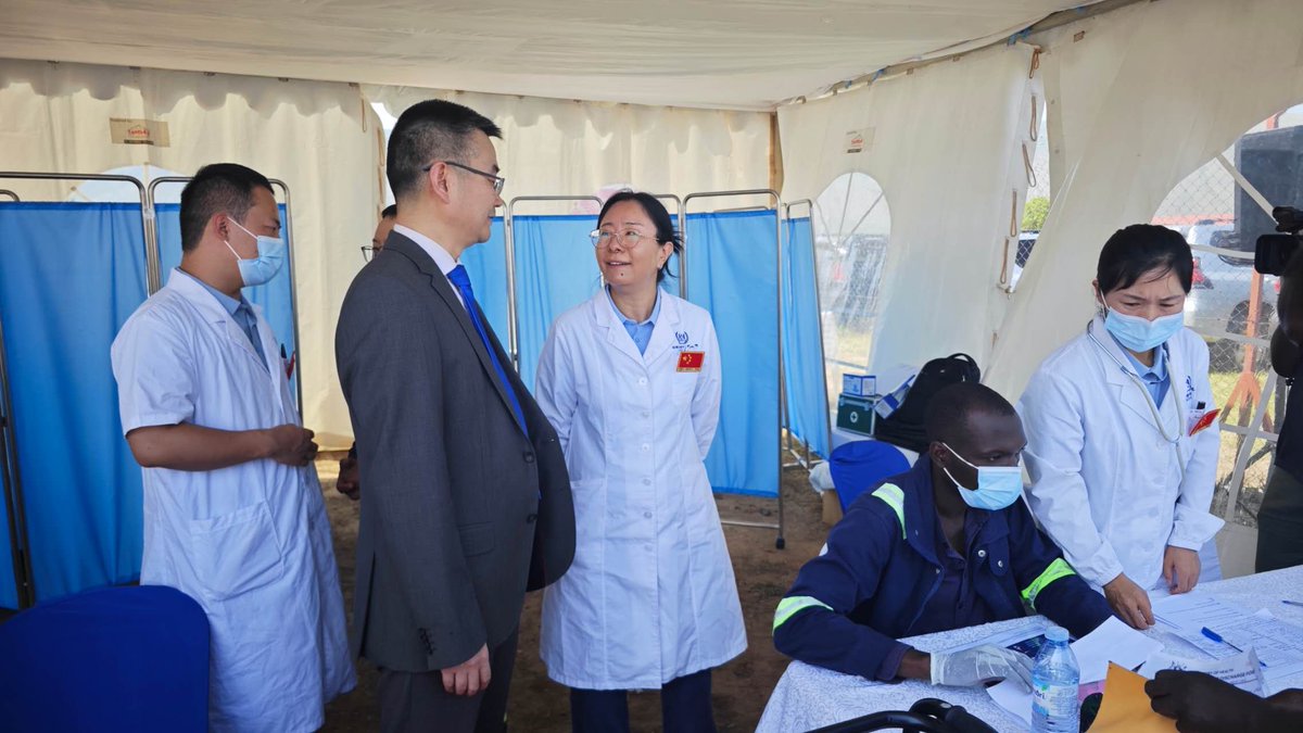 ChineseEmb_Uga's tweet image. On June 27, Minister-Counsellor Fan Xuecheng of the Chinese Embassy attended a medical camp and equipment handover at the Kingfisher Oil Field, organized by CNOOC Uganda. More than 1000 villagers from local communities would be treated by chinese doctors. This, and also others in…