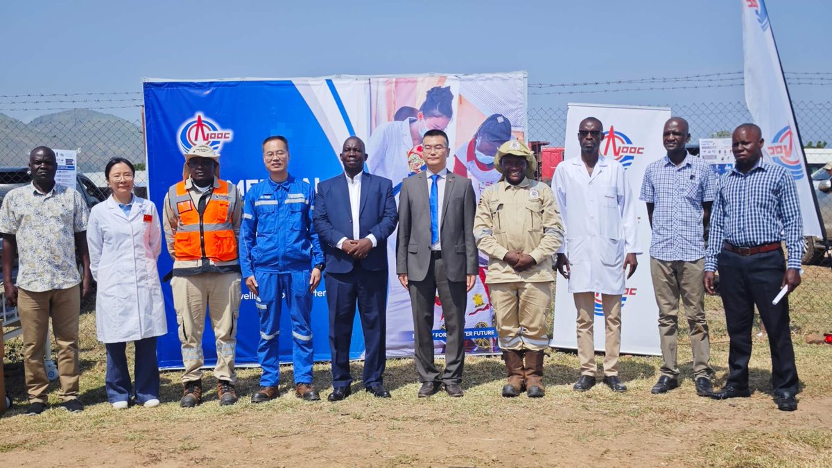 ChineseEmb_Uga's tweet image. On June 27, Minister-Counsellor Fan Xuecheng of the Chinese Embassy attended a medical camp and equipment handover at the Kingfisher Oil Field, organized by CNOOC Uganda. More than 1000 villagers from local communities would be treated by chinese doctors. This, and also others in…