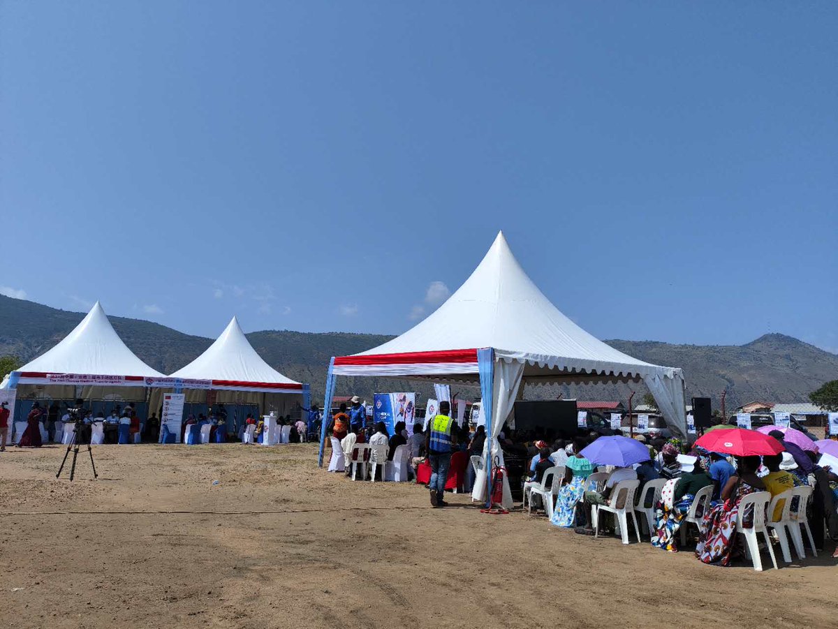 ChineseEmb_Uga's tweet image. On June 27, Minister-Counsellor Fan Xuecheng of the Chinese Embassy attended a medical camp and equipment handover at the Kingfisher Oil Field, organized by CNOOC Uganda. More than 1000 villagers from local communities would be treated by chinese doctors. This, and also others in…