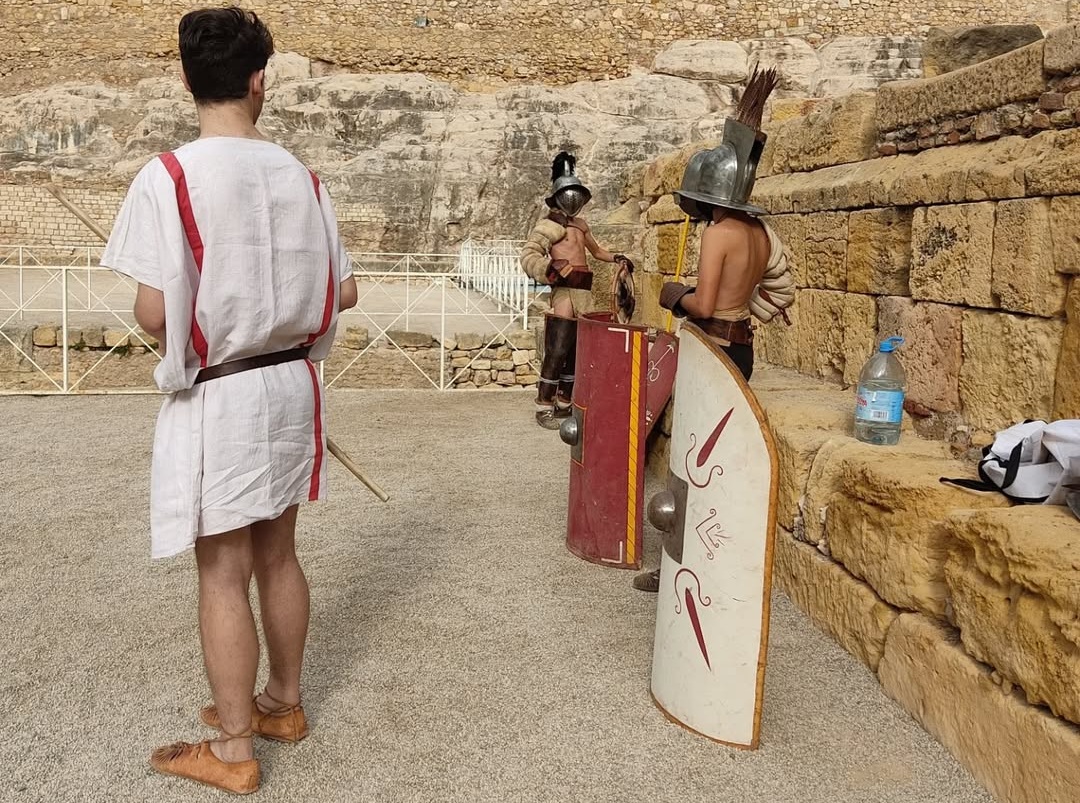 TGNAjuntament's tweet photo. #TGNBLOG | ⚔️ Aquest estiu, l’Amfiteatre de Tarragona acull una recreació històrica de lluites de gladiadors.
🛡️ Una proposta fidel i pedagògica que recupera els espectacles que es feien a Tàrraco fa més de 2.000 anys.
🔗 https://t.co/JBrGbU2qat https://t.co/XNvx2Rldmn