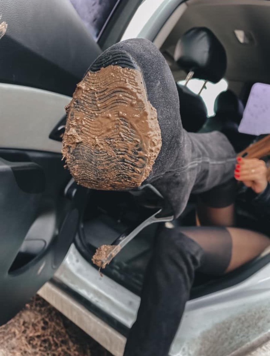 Leck meine Absätze 👠 Schlampe

Du gehörst mir und bleibst unterwürfig 🫵🙇

Willst du eingesperrt werden 🔒