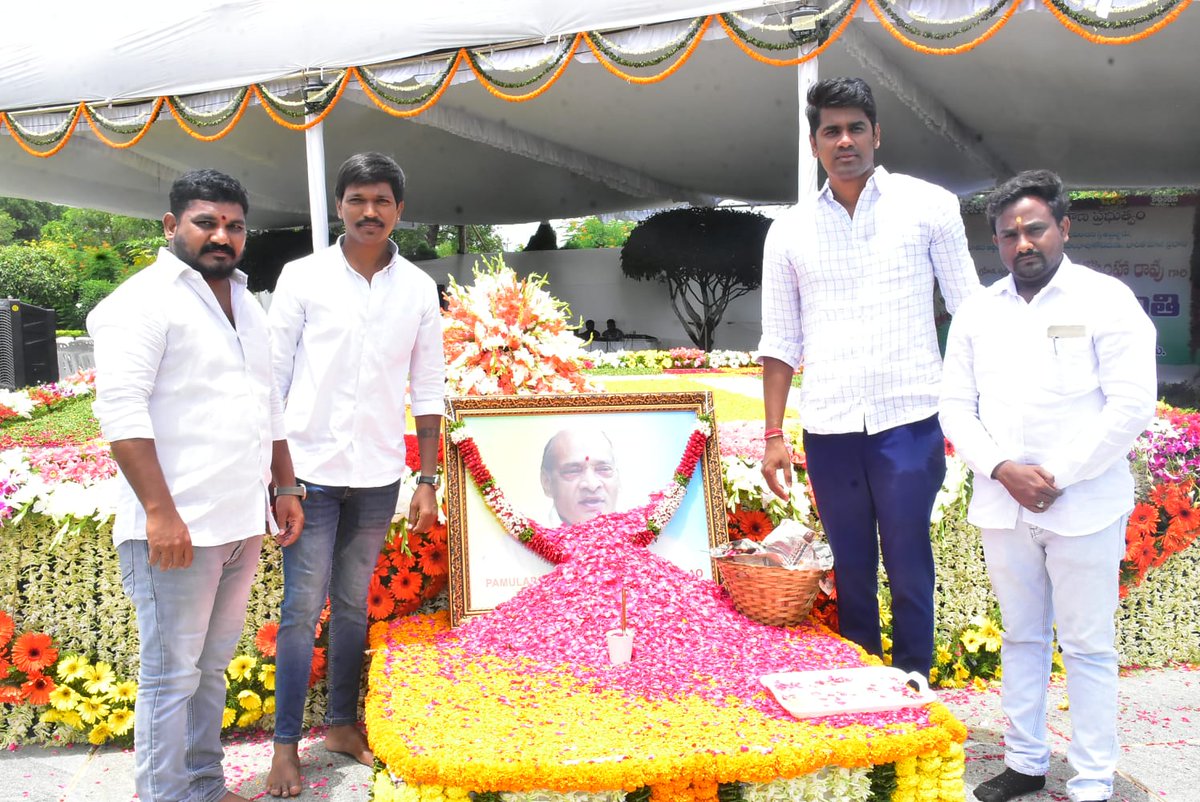 MURTHY NAIDU.(valmiki boya) (@murthynaidu99) on Twitter photo *భారతరత్న మాజీ ప్రధాని స్వర్గీయ శ్రీ పి. వి నరసింహా రావు గారి 104 వ జయంతి సందర్భంగా...* ఖైరతాబాద్ నియోజకవర్గం నక్లేస్ రోడ్డు నందు
నేడు పి.వి ఘాట్ వద్ద*
ఘన నివాళులు అర్పించడం జరిగింది
<a href="/TelanganaCMO/">Telangana CMO</a> <a href="/Bhatti_Mallu/">Bhatti Vikramarka Mallu</a> <a href="/revanth_anumula/">Revanth Reddy</a> <a href="/IYCTelangana/">Telangana Youth Congress</a> <a href="/DrCRohinReddy/">Dr.Rohin Reddy</a> *భారతరత్న మాజీ ప్రధాని స్వర్గీయ శ్రీ పి. వి నరసింహా రావు గారి 104 వ జయంతి సందర్భంగా...* ఖైరతాబాద్ నియోజకవర్గం నక్లేస్ రోడ్డు నందు
నేడు పి.వి ఘాట్ వద్ద*
ఘన నివాళులు అర్పించడం జరిగింది
<a href="/TelanganaCMO/">Telangana CMO</a> <a href="/Bhatti_Mallu/">Bhatti Vikramarka Mallu</a> <a href="/revanth_anumula/">Revanth Reddy</a> <a href="/IYCTelangana/">Telangana Youth Congress</a> <a href="/DrCRohinReddy/">Dr.Rohin Reddy</a>
