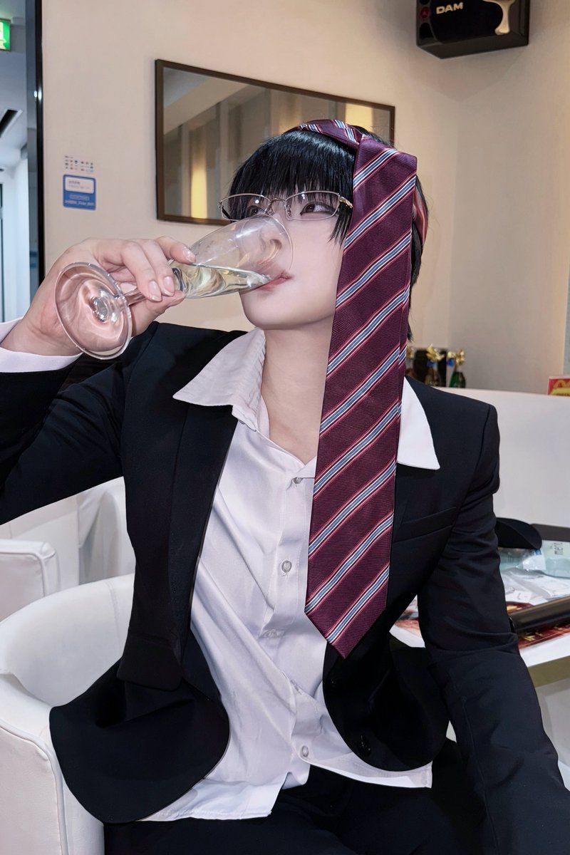 cos. #evhs_cos #毎日ホスト0628
ハジメでクラブ・ワンのみんなと🥂👓