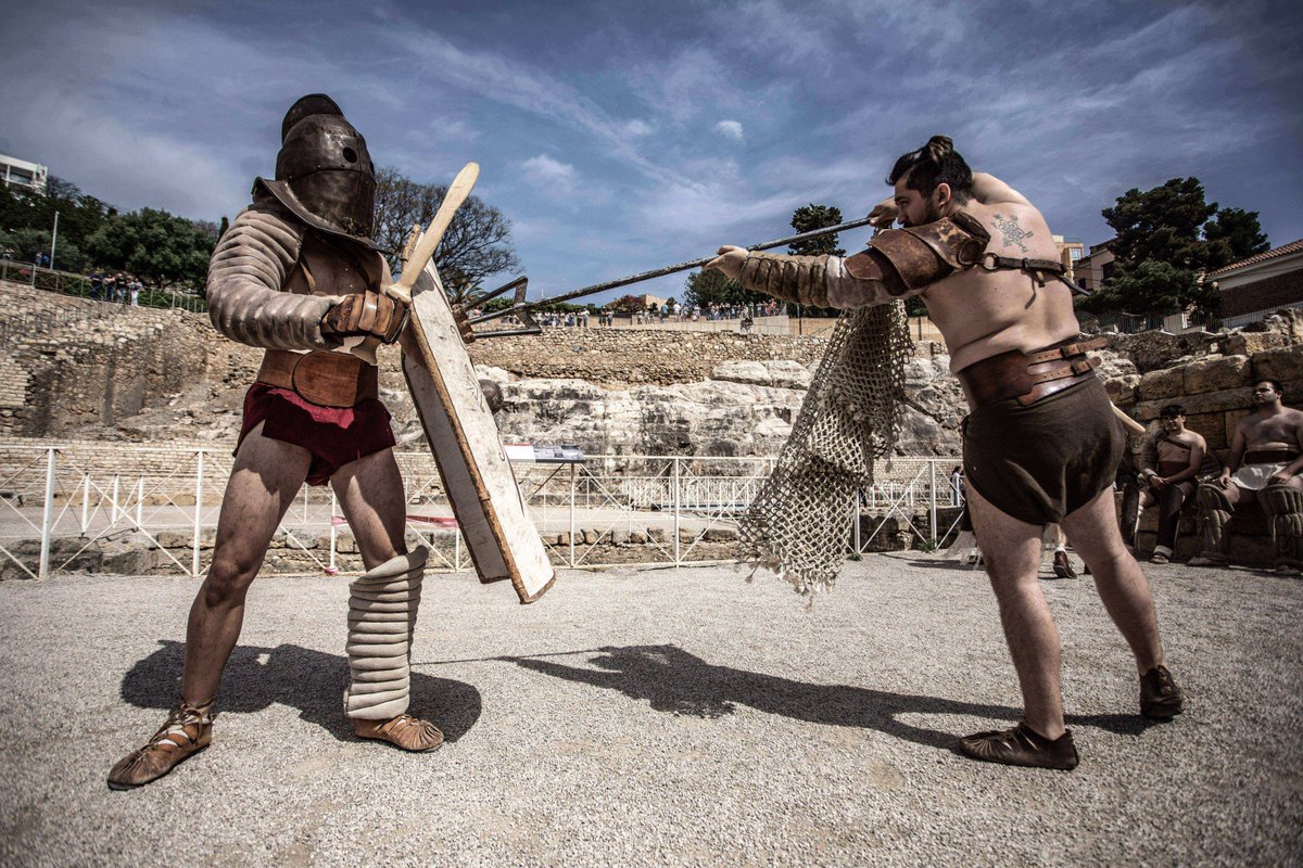TGNAjuntament's tweet photo. #TGNBLOG | ⚔️ Aquest estiu, l’Amfiteatre de Tarragona acull una recreació històrica de lluites de gladiadors.
🛡️ Una proposta fidel i pedagògica que recupera els espectacles que es feien a Tàrraco fa més de 2.000 anys.
🔗 https://t.co/JBrGbU2qat https://t.co/XNvx2Rldmn