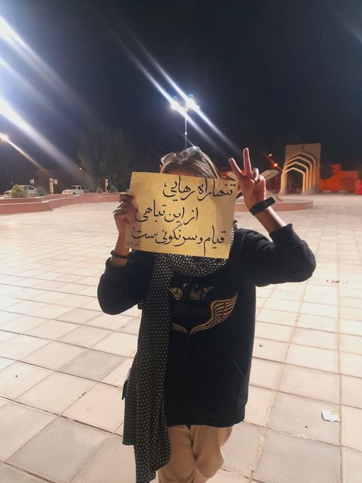 یکسریا واقعا حالشون بده!!

آقا، در نهایت، مردم باید بیان کف خیابونا... خود رضاشاه دوم هم بارها حرف از قیام‌نهایی زدند..

حالا میان زیر توییتهای من به دری وری، که چرا میگی مردم بیان بیرون؟ شاه‌ خودش فرمان‌ میده!

آخه کودن! اگر از حالا تو گوشت نخونند اون موقع هم عین بز تماشا میکنی!