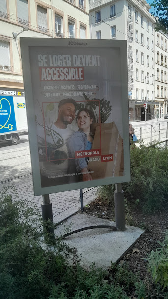 lafonderic's tweet image. Lyon, ville inaccessible ?
La communication de la Métropole met en avant un monde imaginaire
Tension locative et prix des loyers disent l'inverse de cette affiche
#lyon2026 #lyon #logement