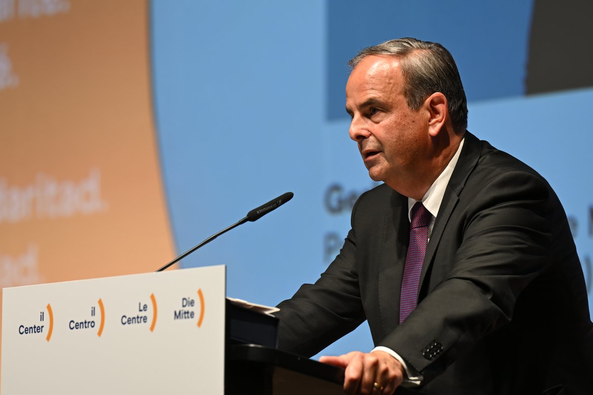 "Je vois un parti ancré, porté par des personnes engagées et motivées, prêt à rester durablement une force centrale de la politique suisse. Ich sehe eine Partei der Zukunft." Gerhard Pfister, abtretender Parteipräsident Die Mitte Schweiz
