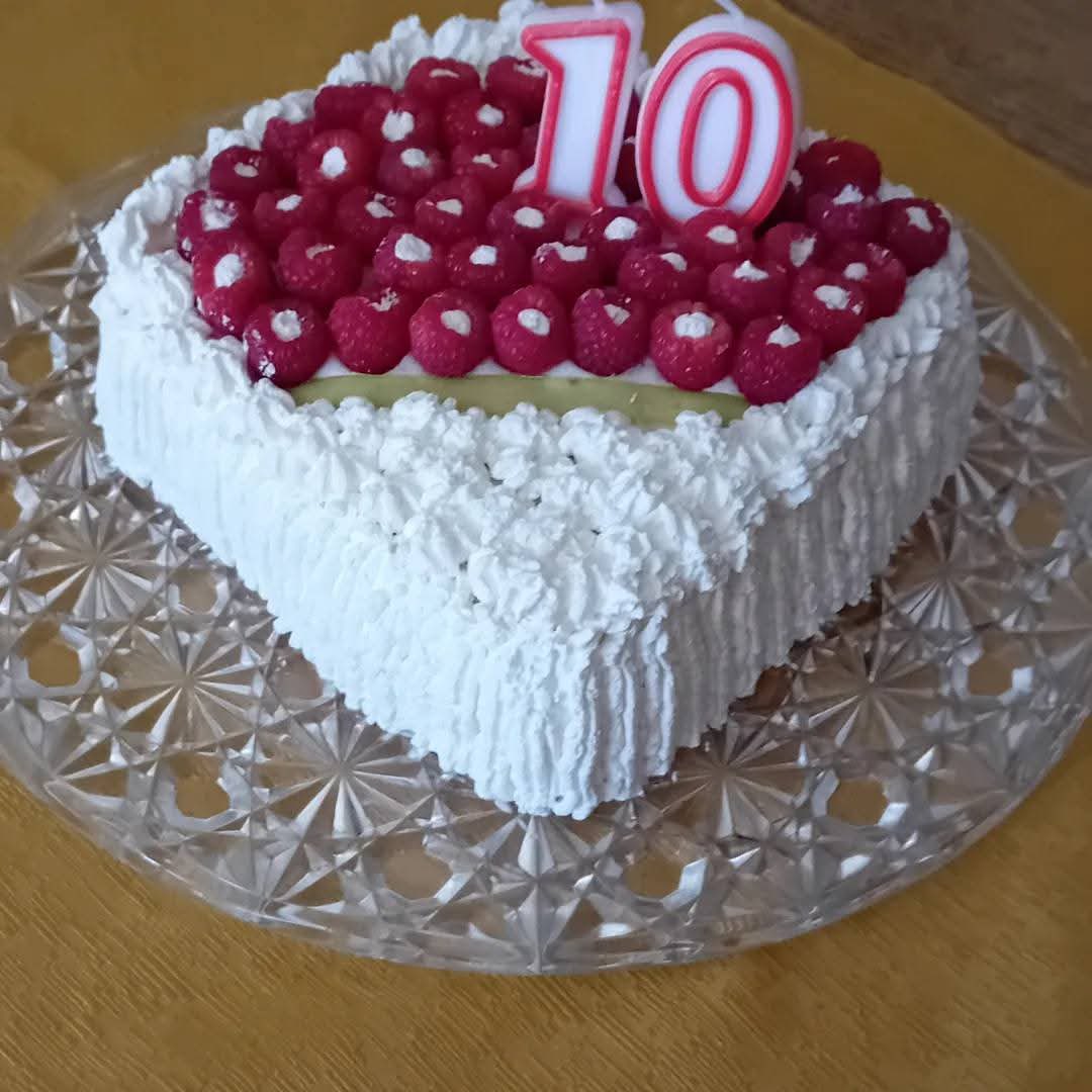 Ieri ero a cena con Graziella, guarita dalla leucemia grazie a un trapianto avuto esattamente 11 anni fa. L’anno scorso dedicò questa torta al suo donatore. Le sue parole: questa è per una persona che non conoscerò mai ma che ho dentro fino al midollo. Donate, salvate vite.