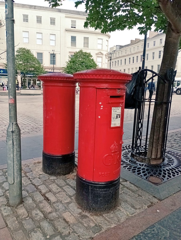 WeePostalMuseum's tweet image. These two postboxes must have had some argument to have turned their backs on each other for all these years...
Dundee High Street.
#PostboxSaturday