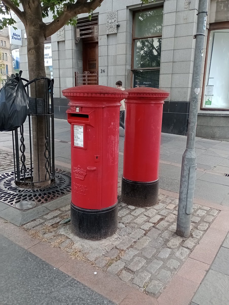 WeePostalMuseum's tweet image. These two postboxes must have had some argument to have turned their backs on each other for all these years...
Dundee High Street.
#PostboxSaturday