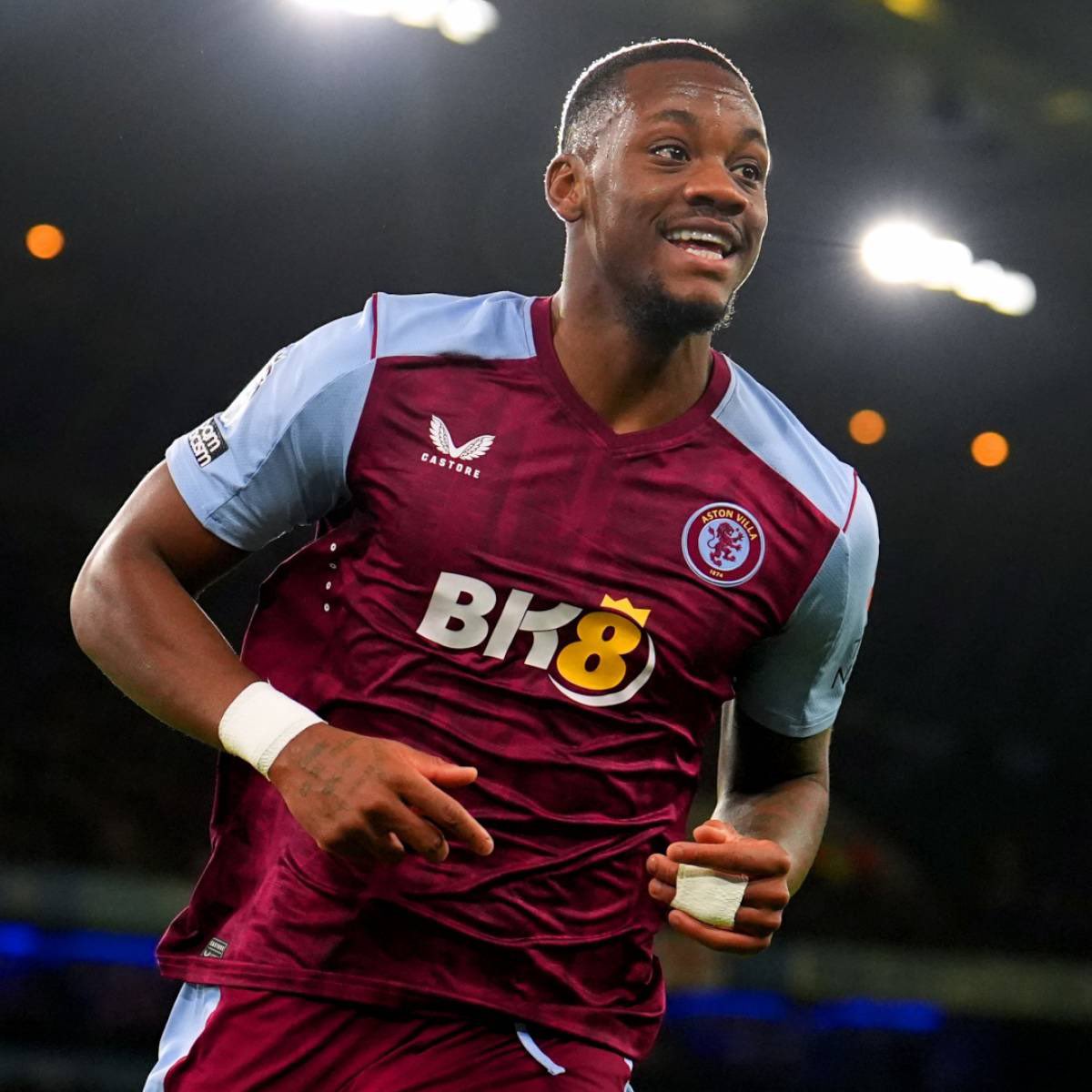 MassimoBarrila's tweet photo. 🚨🟡🔵 Jhon Durán and Fenerbahçe have reached a verbal agreement on personal terms! 🇨🇴

Talks ongoing between clubs — Aston Villa and Fenerbahçe are still negotiating the fee, but the player is ready to join. 🟡🔵

Deal advancing. ⏳ #Fenerbahçe #AVFC #Transfers https://t.co/qp9RISpKSq