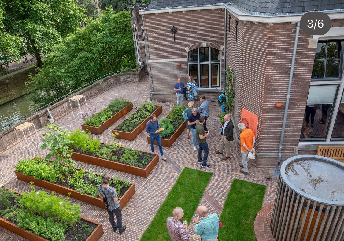 Tijdens de Open Tuinendag worden op meerdere plekken rondleidingen georganiseerd, zoals hier bij Sterrenwacht Sonnenborgh. Meer informatie over deze activiteiten vind je hier: opentuinendagutrecht.nl/activiteiten-2…