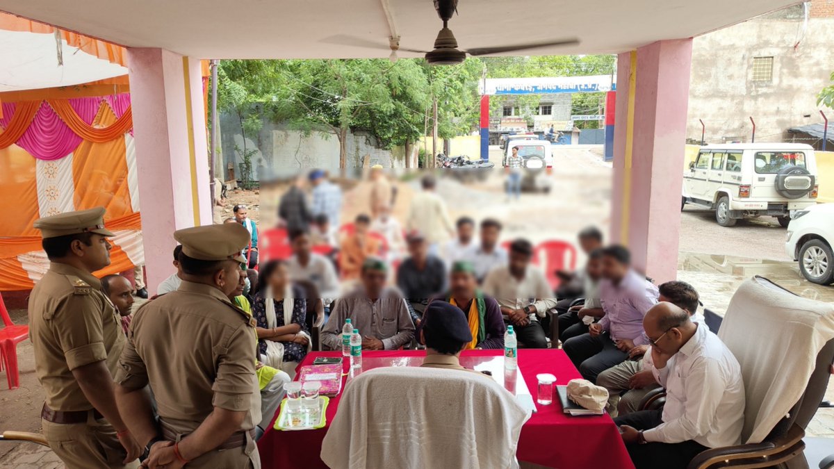 mahobapolice's tweet photo. #SP_MBA श्री प्रबल प्रताप सिंह द्वारा थाना समाधान दिवस के अवसर पर जनपद महोबा के थाना कबरई में मौजूद रहकर क्षेत्र से सम्बन्धित जनसमस्याओं की सुनवाई की गई।
🔸इस दौरान फरियादियों से संवाद कर उनकी शिकायतों को गम्भीरता पूर्वक सुना गया एवं शिकायत निस्तारण के प्रति उनको आश्वस्त करते हुए प्राप्त हुई जन शिकायतों का निस्तारण सुनिश्चित किए/कराए जाने के सम्बन्ध में सम्बन्धित पुलिस एवं राजस्व विभाग के अधि./कर्म. को मौके पर आवश्यक दिशा-निर्देश दिए गए हैं।
#UPCM #UPPolice
