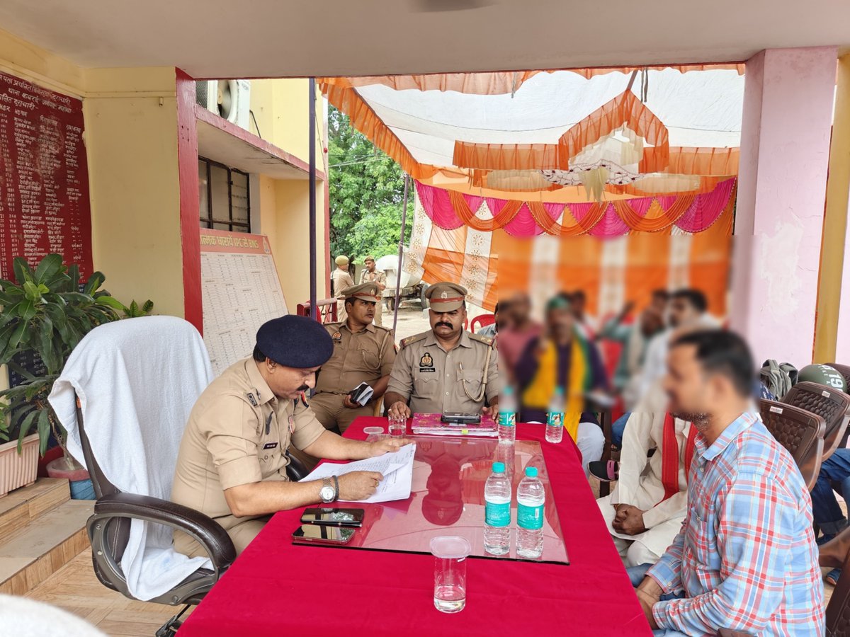 mahobapolice's tweet photo. #SP_MBA श्री प्रबल प्रताप सिंह द्वारा थाना समाधान दिवस के अवसर पर जनपद महोबा के थाना कबरई में मौजूद रहकर क्षेत्र से सम्बन्धित जनसमस्याओं की सुनवाई की गई।
🔸इस दौरान फरियादियों से संवाद कर उनकी शिकायतों को गम्भीरता पूर्वक सुना गया एवं शिकायत निस्तारण के प्रति उनको आश्वस्त करते हुए प्राप्त हुई जन शिकायतों का निस्तारण सुनिश्चित किए/कराए जाने के सम्बन्ध में सम्बन्धित पुलिस एवं राजस्व विभाग के अधि./कर्म. को मौके पर आवश्यक दिशा-निर्देश दिए गए हैं।
#UPCM #UPPolice