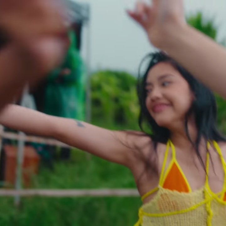 didn’t realize someone was wearing a mantel ijo in their mv