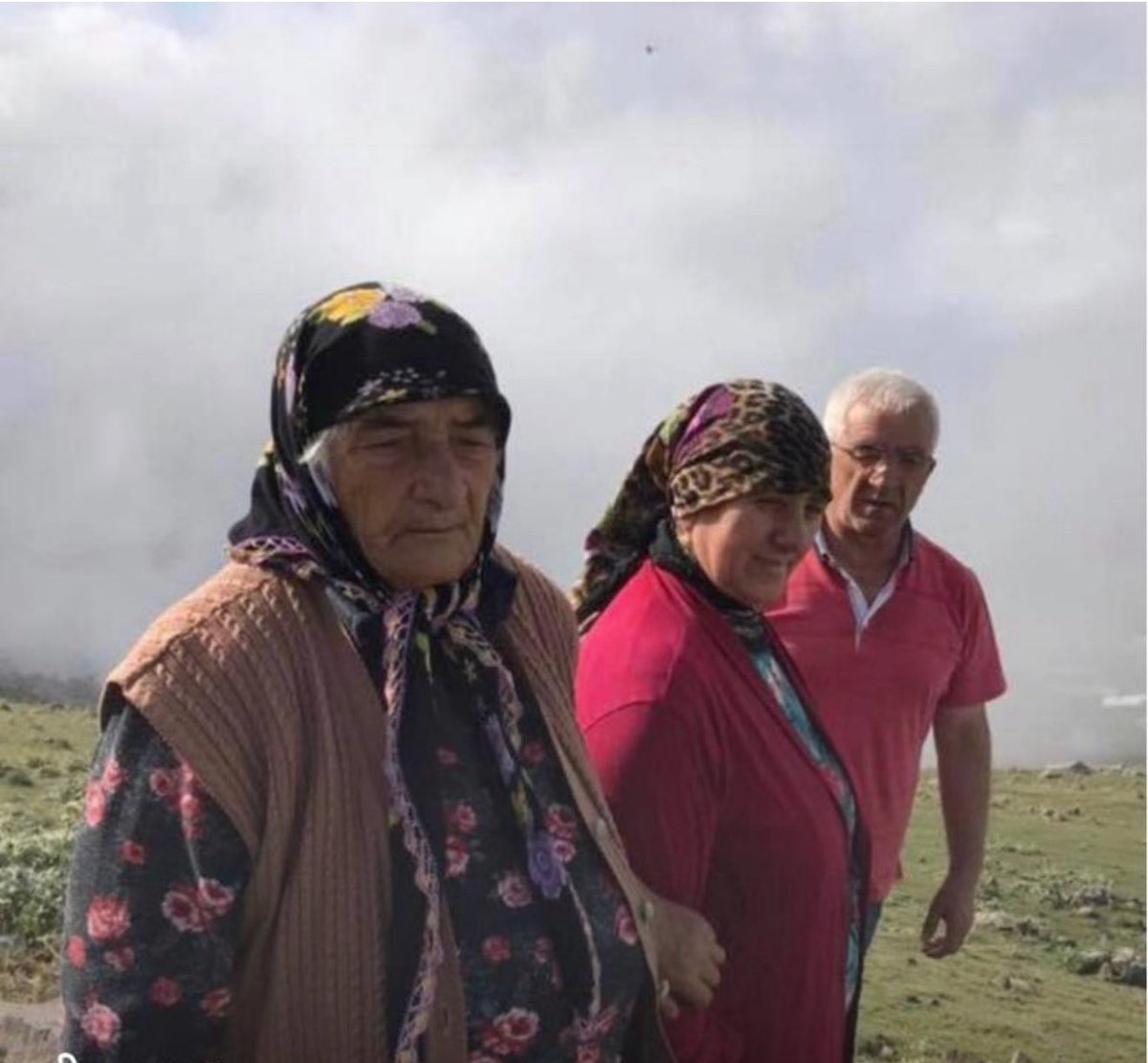 Günaydınlar ;
Baba ocağına gittiğinizde size hala kapıyı açan anneniz ve kucak açan babanız varsa büyük bir zenginliğe sahipsiniz demektir.Anne hayat ; baba nefestir.”Anne gezindiğin bağ; baba yaslandığın dağdır.”
Allah kimseyi annesiz ve babasız bırakmasın.