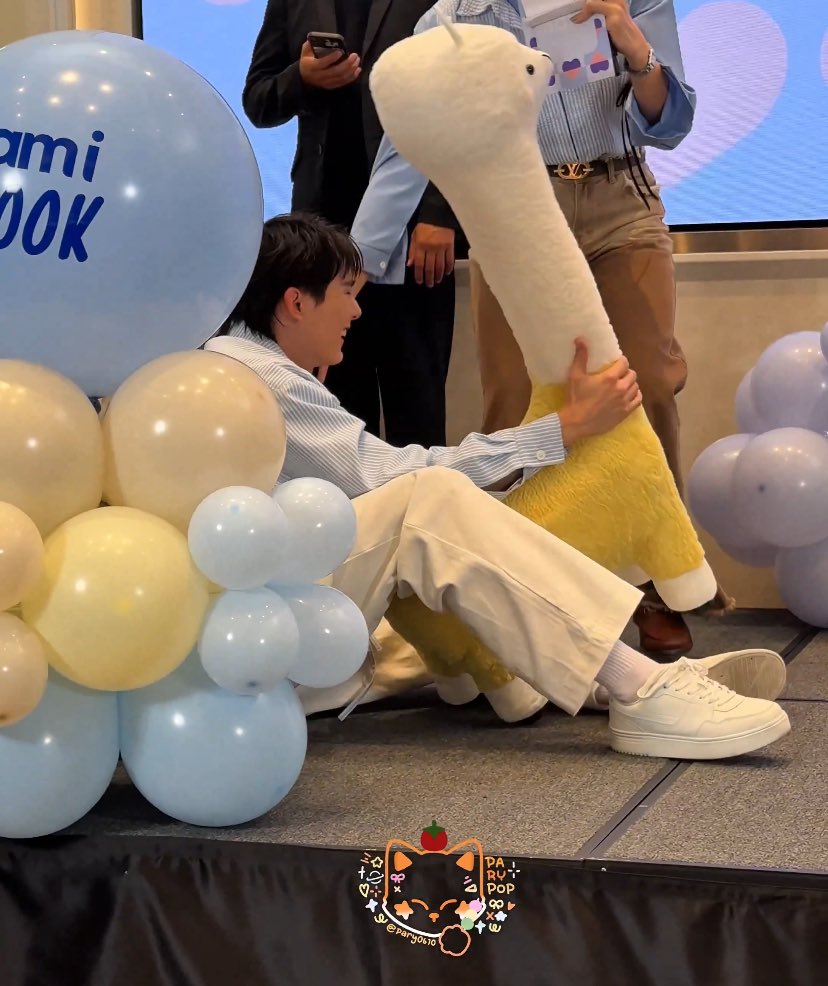 piearnk_'s tweet image. มีเด็ก 2ขวบ ตื่นเต้นที่ได้ขี่อัลปาก้าครั้งแรก ดีใจจนหกล้มก้นขมำกันเลยทีเดียว จิ๋วยังเล็กอยู่มากกก🦙✨🫳🏻

(ขออนุญาตเจ้าของคลิป/ภาพ ด้วยนะคับ🙏🏻)
BOOK X MAMI LOVELYTIME
#MAMIXBOOK