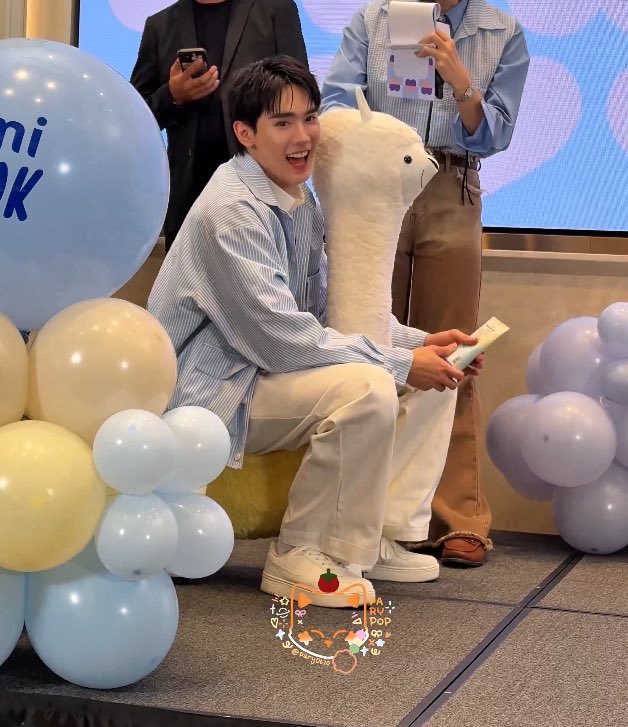 piearnk_'s tweet image. มีเด็ก 2ขวบ ตื่นเต้นที่ได้ขี่อัลปาก้าครั้งแรก ดีใจจนหกล้มก้นขมำกันเลยทีเดียว จิ๋วยังเล็กอยู่มากกก🦙✨🫳🏻

(ขออนุญาตเจ้าของคลิป/ภาพ ด้วยนะคับ🙏🏻)
BOOK X MAMI LOVELYTIME
#MAMIXBOOK